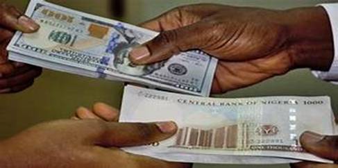 You are currently viewing Concerns as naira closes on to 1,000 to one US dollar